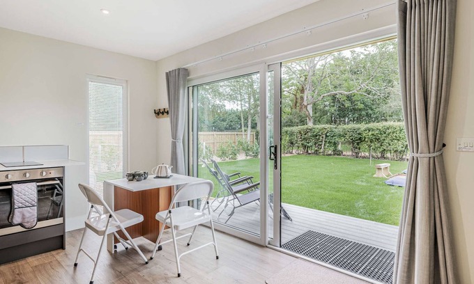 Toppesfield Cabina | City to Country Retreat Luxury Lodge With Hot Tub