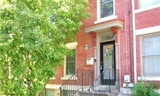 Central Northside Casa | City townhouse with a country feel. Steps to downtown, stadiums and attractions.