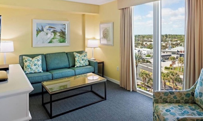 Ormond Beach Complejo | City-View 1BR Condo – Full Kitchen, Resort Pool Access & Ideal Central Location