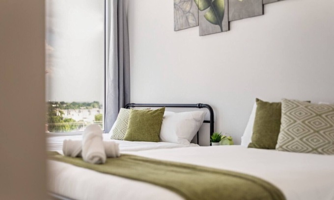 Cedars Apartamento | City View 2BR I Parking I King Bed I Workspace