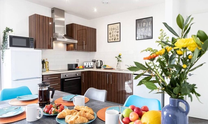 Lancaster Apartamento | City View Apartment | FREE Parking | Balcony