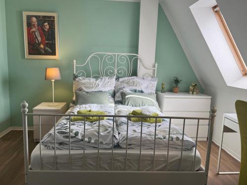 Mickten Casa | City View Apartment - WiFi - Netflix - Airport Shuttle