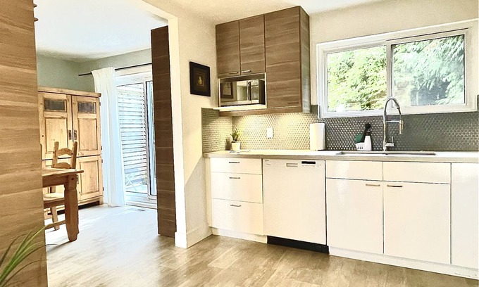 Upper Lonsdale Casa | City View Home-wi-fi, parking, decks, BBQ, W/D