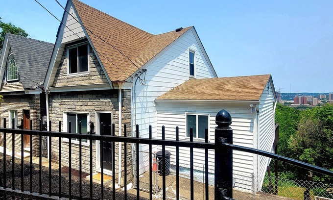 South Side Slopes Casa | City view home in South Side, Pittsburgh!