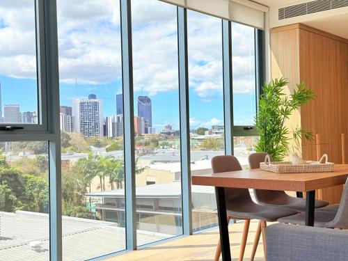 West End Apartamento | City View Retreat 2BR 2BA Sofa Bed Free Parking