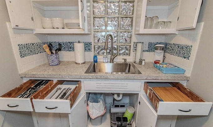 Fairport Harbor Apartamento | City View Suite Unit #6 -2 BR 1BA in serene Fairport Harbor