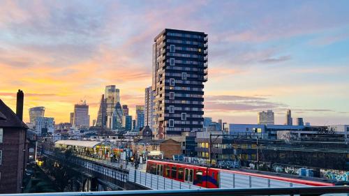 Shadwell Cama Y Desayuno | City view Sunset Luxurious Apartment in London Zone-1 Including one Family twin Room with its Own Stunning Private Terrace