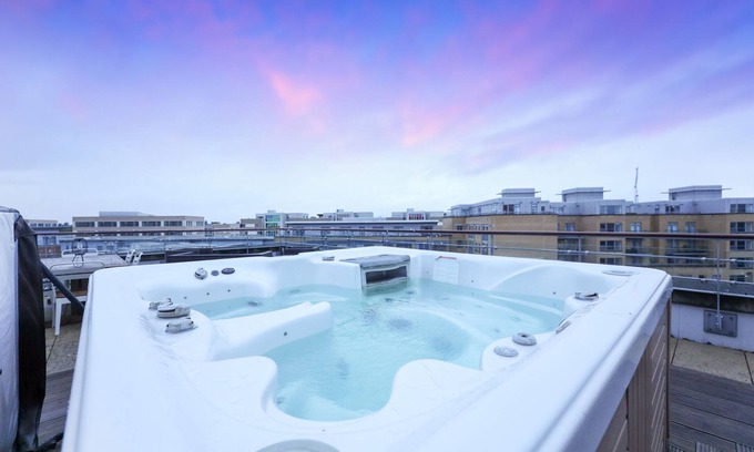 Cambridge Apartamento | City View Terrace - 2 bed suite, jacuzzi & parking