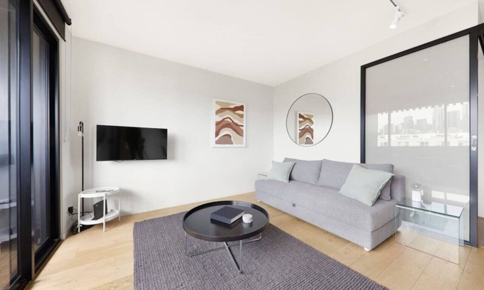 West Melbourne Apartamento | City Views in a Railway Escape