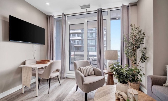 Kitchener Condominio | City Views & Private Balcony | Gym, Pool & More!