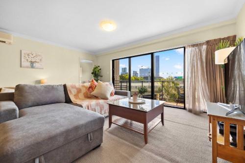 Perth Central Business District Apartamento | City Views & Resort-Style Living Pool Tennis & Parking