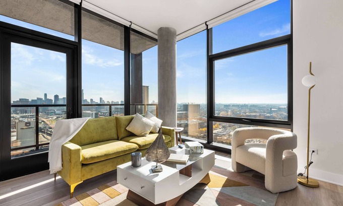 West Loop Apartamento | City Views + Walk to Dining, Ideal for All