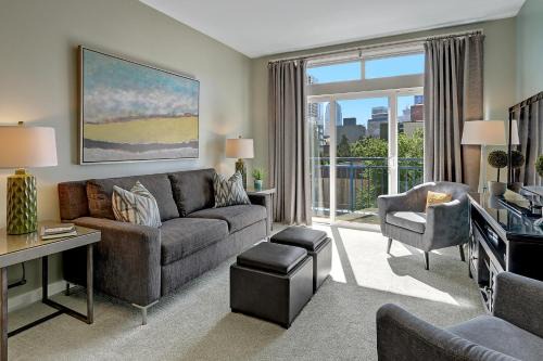 Belltown Apartamento | City Water View Oasis with Pool & Gym near Cruise in Heart of Seattle