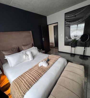 Greater Johannesburg Metropolitan Area Apartamento | Cityescapes 2F in Waterfall Midrand - Beautiful self catering 2 bedroom unit next to Kyalami Racetrack with free WiFi swimming pool gym and restaurant - Perfect for a small family