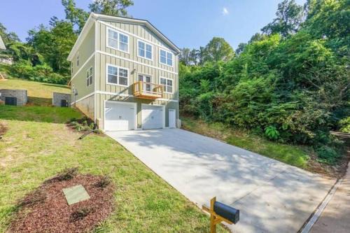 Chattanooga Casa | Cityscape Haven at Missionary Ridge with a hot tub