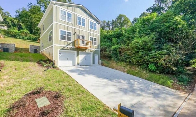Chattanooga Casa | Cityscape Haven at Missionary Ridge with a hot tub
