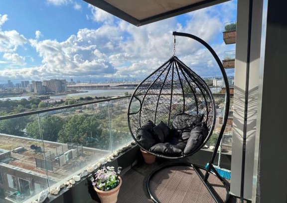 Royal Docks Apartamento | Cityscape Serenity: 10th Floor Oasis near City Airport, Excel & 02