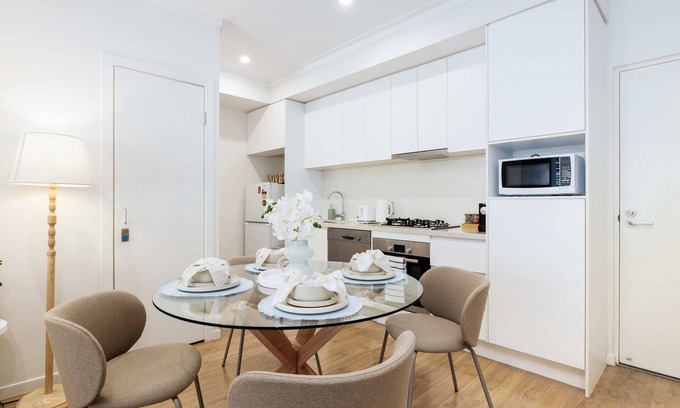 West End Apartamento | Cityside Comfort 1BR Retreat in West End, Parking