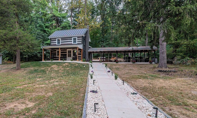 Dillsburg Cabina | Civil War Cabin + Optional 4-Person Camper