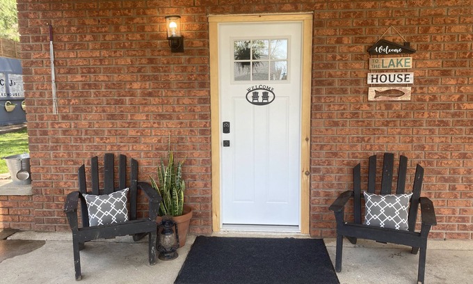 Leamington Casa | CJs Lakehouse is 1km to Point Pelee. Huge yard, firepit, pets welcome!