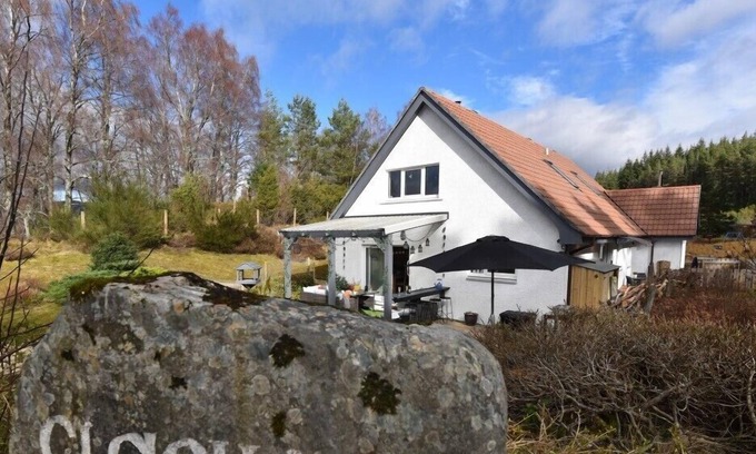 Alvie Cabaña | CLACH MHOR AND ANNEX, pet friendly, with open fire in Aviemore
