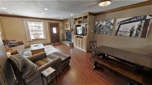 Red River Casa | Claim Jumper Townhouse 02 - On the River - Across from the Fishing Ponds - WiFi - Cable - Near Ski Area - Wood Burning Fireplace