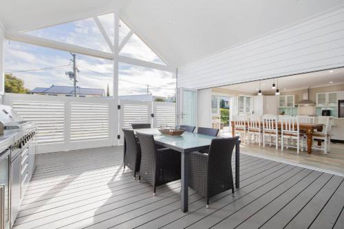 Stockton Casa | Claremont - Timeless Foreshore Retreat by the Wharf