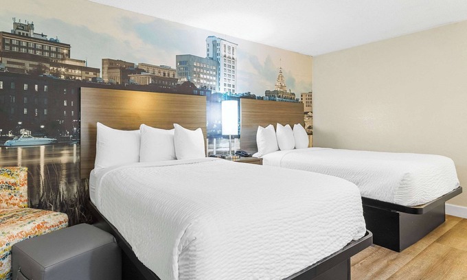 Savannah Hotel | Clarion Pointe Savannah Gateway I-95