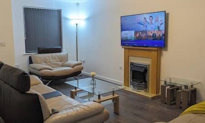 Burnley Casa | CLARITURF - 4 Bed House-Stadia,Parks,Canal & Sites-SkyN'flix