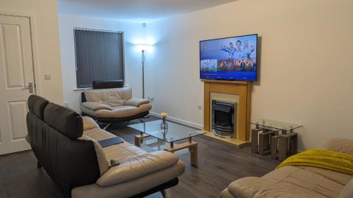Burnley Casa | CLARITURF - 4 Bedroom Semi - Private Parking near Turf Moor, Town Centre, Transport and Motorway Links next to Canal, 3 Parks and Lake - Sky and Netflix