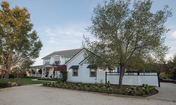 Templeton Apartamento | Clark House One Bedroom Apartment is the perfect spot for a wine getaway for two!