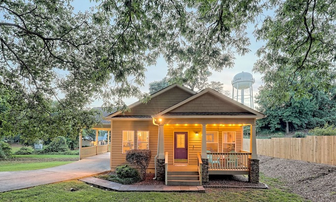 Clarkesville Casa | Clarkesville Hideaway- in-town yet private