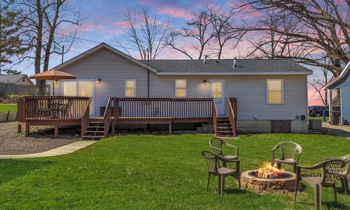 Clarklake Casa | Clarklake Family & Wedding Retreat, Sleeps 8, close to White Birch Wedding Barn