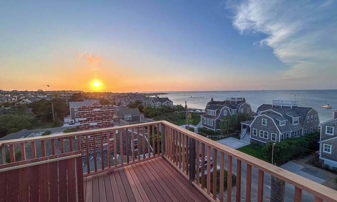 Brant Point Casa | Classic 7BR Nantucket Summer Home - Incredible Views & Walk to Town