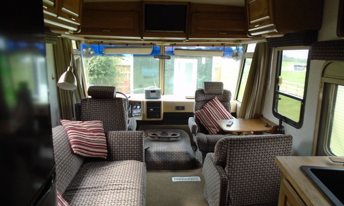 Ferrensby Casa | classic 80,s american winnebago camper with hot tub