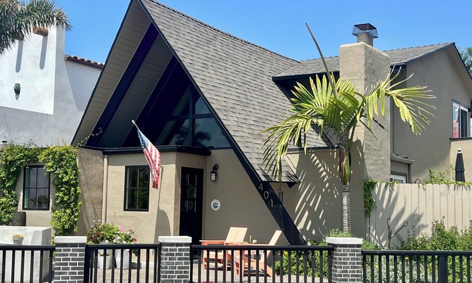 Newport Shores Casa | Classic A-Frame Newport Shores House - walk to the beach!