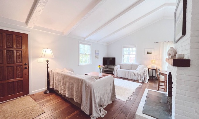 West Chatham Cabaña | Classic, airy Chatham cottage minutes from beach