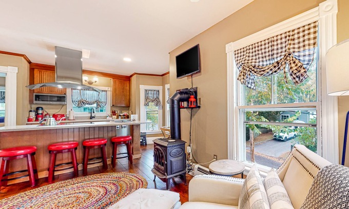 Kennebunkport Apartamento | ¡NUEVO LISTADO! ¡Apartamento clásico en el corazón de la ciudad - a pie de playas / restaurantes!