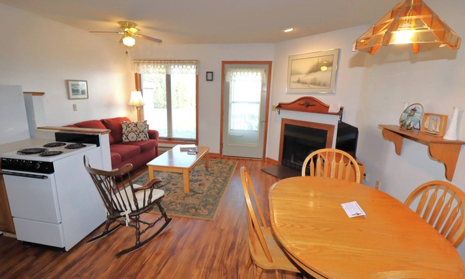 Bayfield Condominio | Classic Beach Front Condo with Lake Views