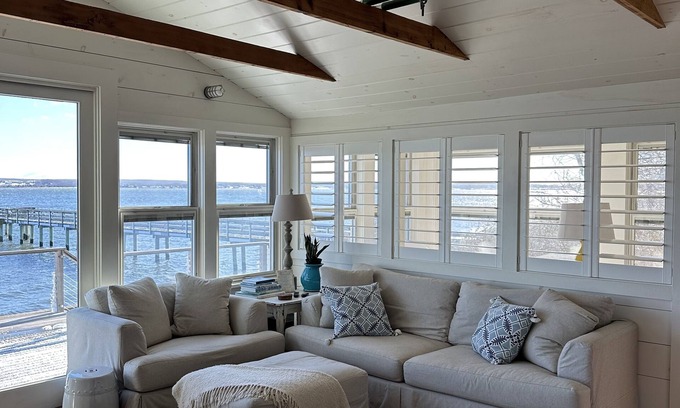 Portsmouth Cabaña | Classic Beachfront Cottage, Condado de Newport, RI