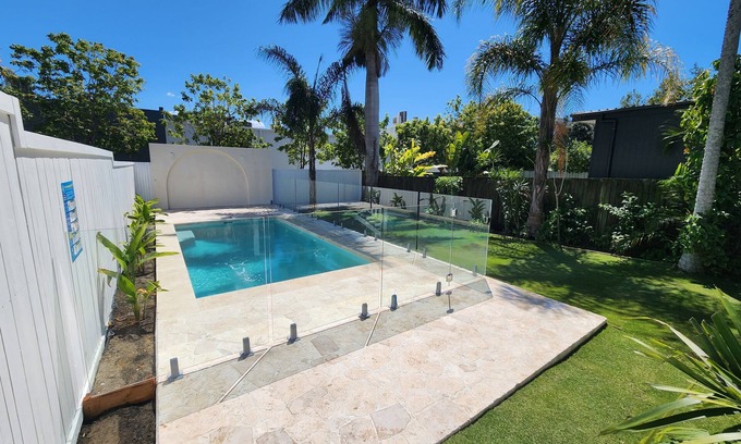 Kangaroo Point Casa | Classic Brisbane Queenslander with Pool and yard
