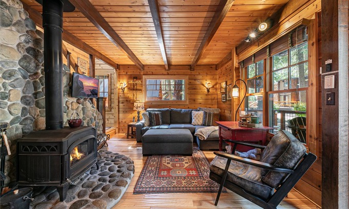 Tahoe Pines Casa | Classic Cabin in the Pines by Tahoe Getaways - Walk to Lake, Pet-Friendly 3 BR w/Yard & Hot Tub!