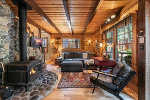 Tahoe Pines Casa | Classic Cabin in the Pines by Tahoe Getaways - Walk to Lake, Pet-Friendly 3 BR w Yard & Hot Tub!