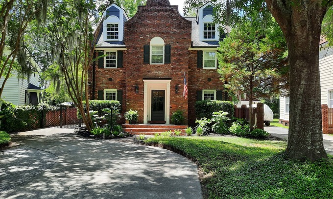 Mount Pleasant Casa | Classic Charleston with a contemporary twist in prestigious Snee Farm.