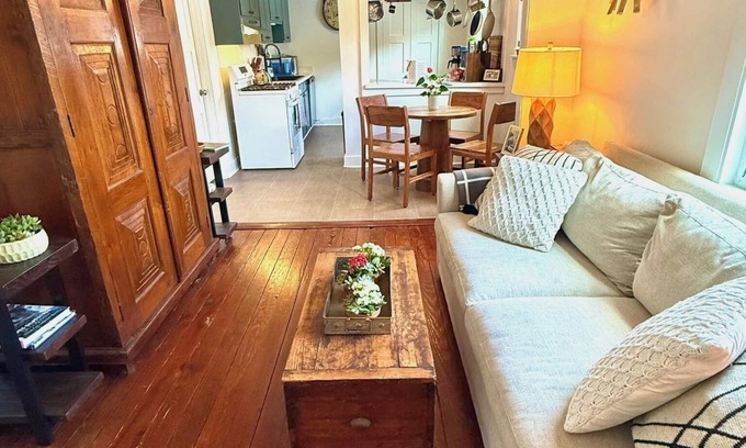 Westside Apartamento | Classic Charleston Hideaway Central & Walkable - Live like a true downtown local