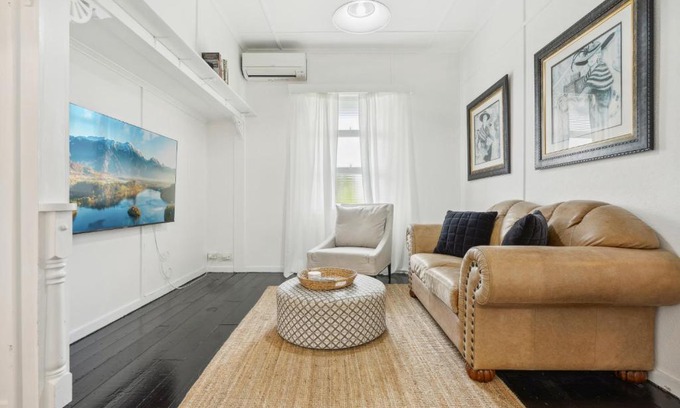 Nundah Casa | Classic Charm 3-Bed Family Home by Oxenham Park
