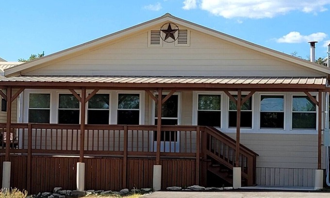 Canyon Lake Cabaña | Classic Charm Close To Lake