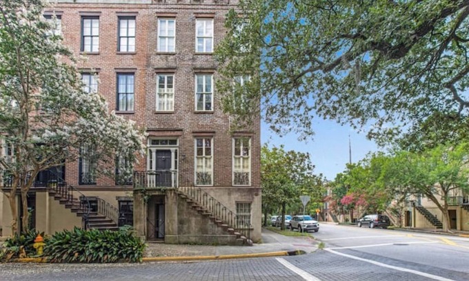 Old West Broad Neighborhood Apartamento | Classic Charm Overlooking Square