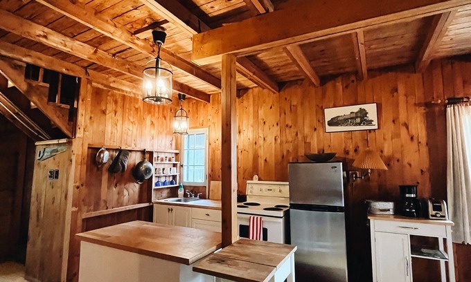 Chelsea Cabaña | Classic Chelsea Cottage on the Gatineau River and along the famous Chelsea Trail
