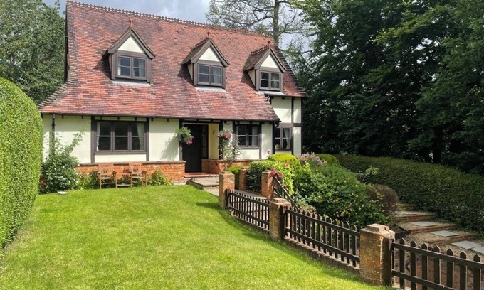 Wooburn Moor Casa | Classic Chilterns Cottage in lovely countryside